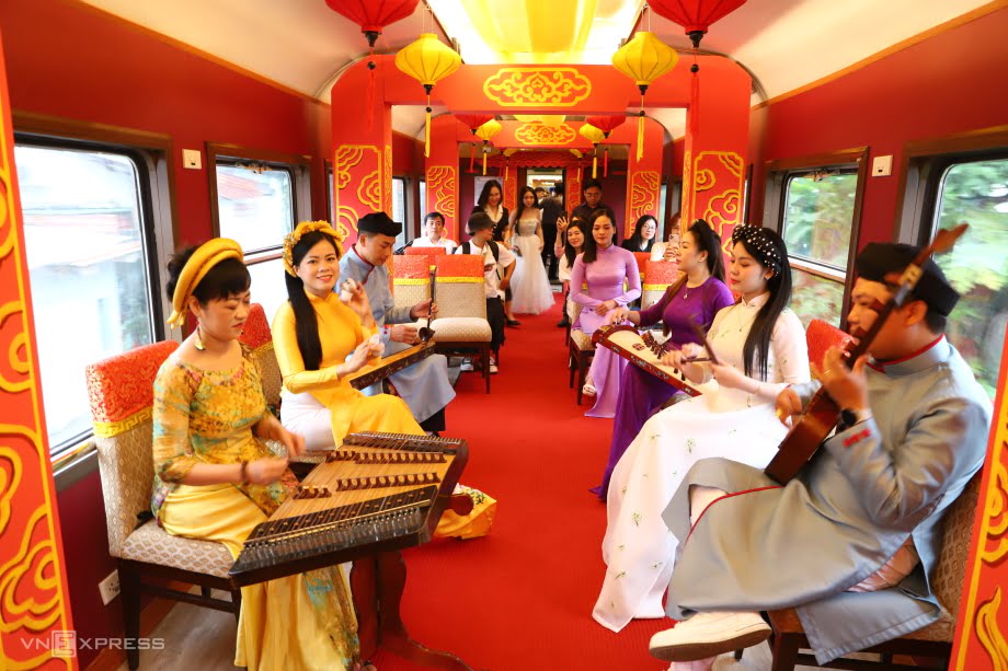 A three-hour experience on the 5-star Hue - Da Nang tourist train.