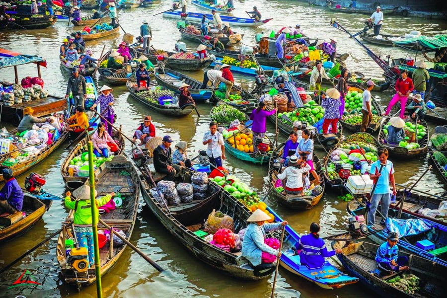 Exploring the Floating Market for Shopping
